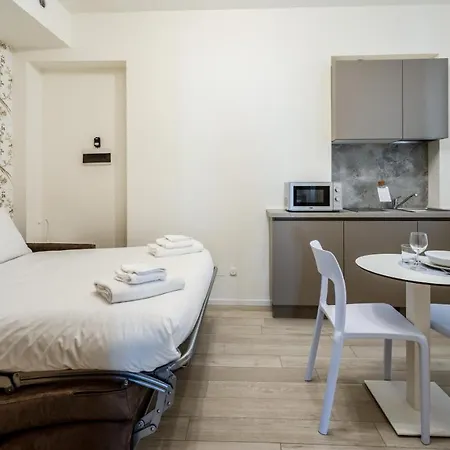 Italianway - The B Village Business Apartmán *
